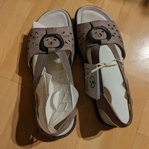 Planet Earth Sandals NWT 🌎